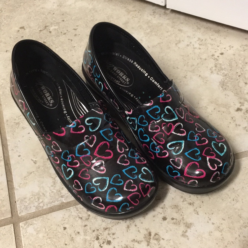 Heart Patterned Easy Works Clogs (Women's - 6.5M)